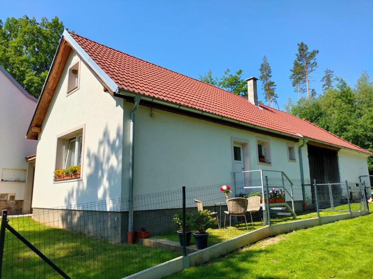 Ubytovani Na Samote - Apartman U Tesaru Komarice Exteriör bild